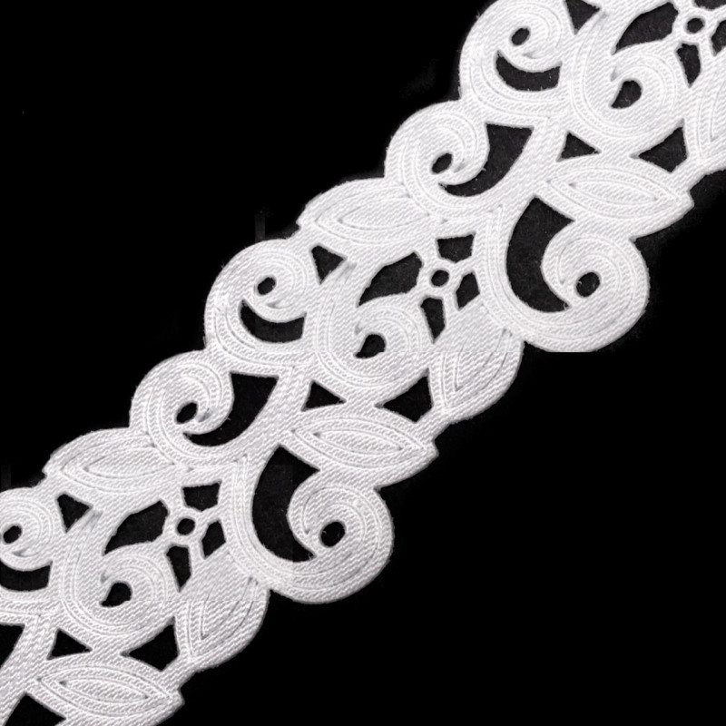 Ruban satin blanc 22 mm ciselé volutes arabesques